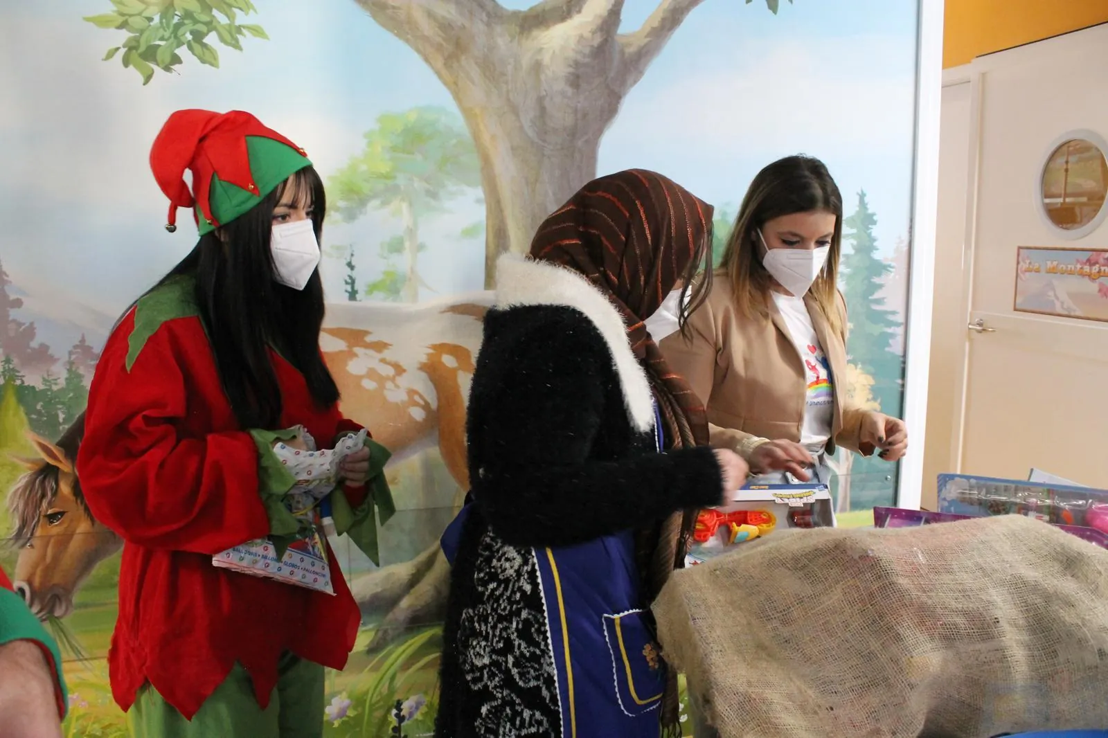 La Befana e i volontari preparano i giocattoli in corsia